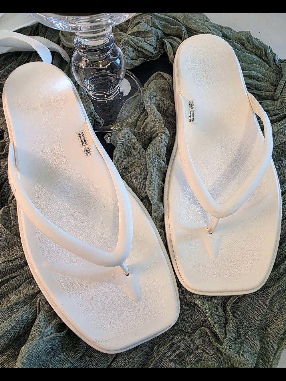 CROCS Women’s White Square-Toe Flip Sandals. Size8